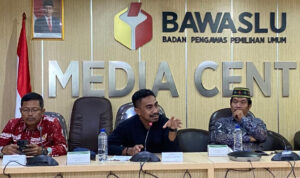 63f3994b045f2-direktur-lembaga-kata-rakyat-alwan-ola-riantoby-di-kantor-bawaslu-ri-jakarta-senin-2022023